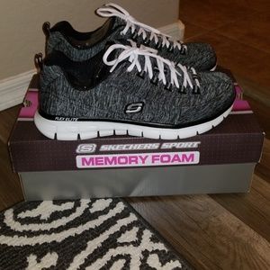 Womens size 10 Wide Memory Foam Sketchers